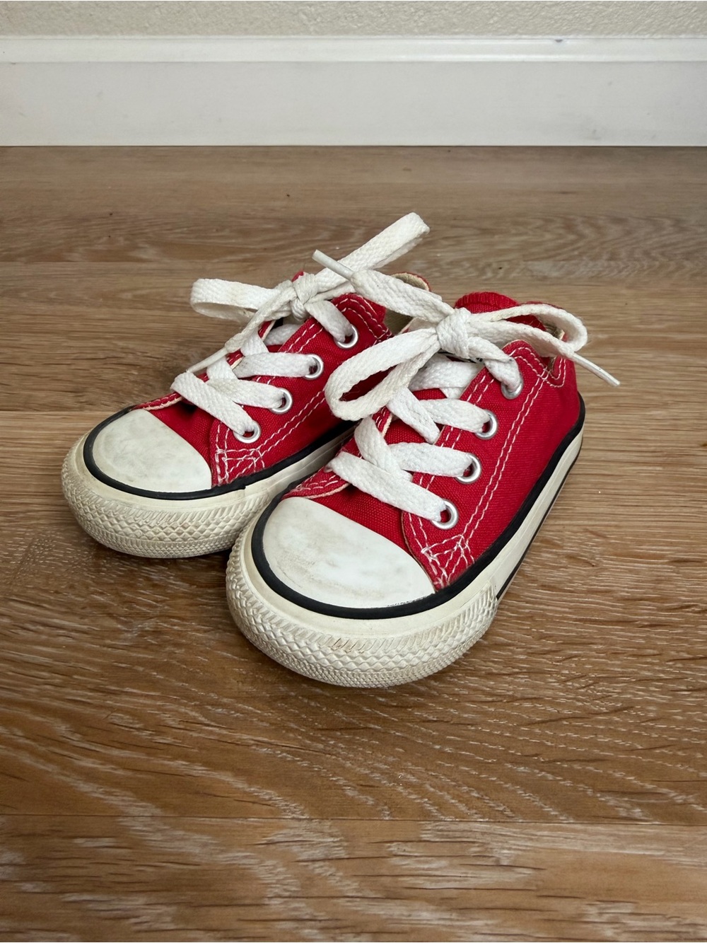 Converse Unisex Baby Size 5 Chuck Taylor All Star Low-Top Red Sneakers